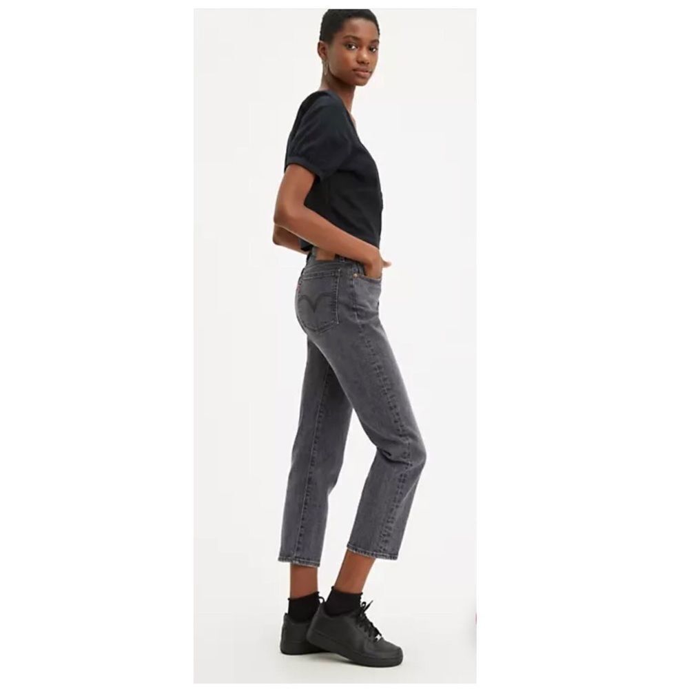 Levi’s wedgie high rise snug through hip an thigh tapers leg dark wash black 28